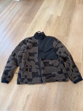Nike Men's Sherpa Fleece Jacket with Panel Pocket - Black/Brown